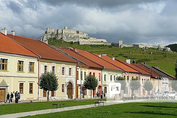 Häuserzeile und Zipser Burg Spissky Hrad  Spisske Podhradie  Slowakei  Europa