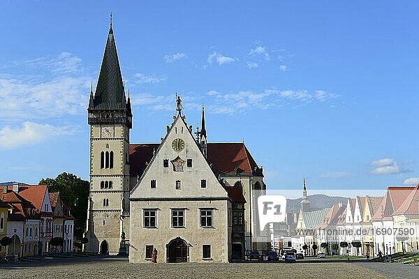 Ägidiuskirche  Altes Rathaus mit Scharoscher Museum und Häuser am Marktplatz  Bardejov  Slowakei  Europa
