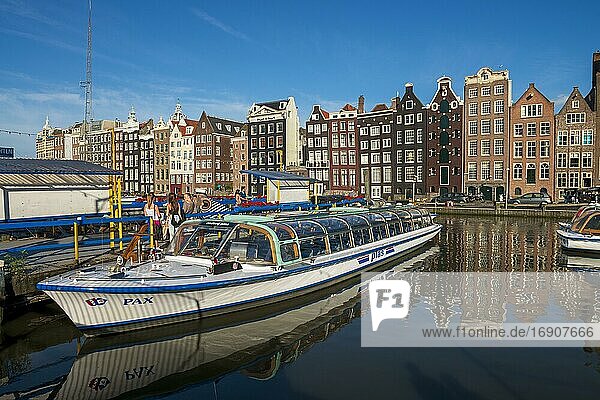 Excursion boat at the harbour  Damrak  Amsterdam  Province of North Holland  Netherlands  Amsterdam  Province of North Holland  Netherlands