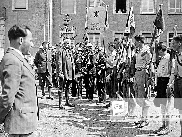 Paul von Hindenburg inspiziert Schulgruppen  historische Aufnahme  ca. 1932  Gut Neudeck  Deutschland  heute Polen  Europa