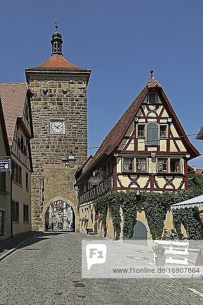 Sieberstor und Fachwerkhaus  Altstadt  Rothenburg ob der Tauber  Mittelfranken  Bayern  Deutschland  Europa