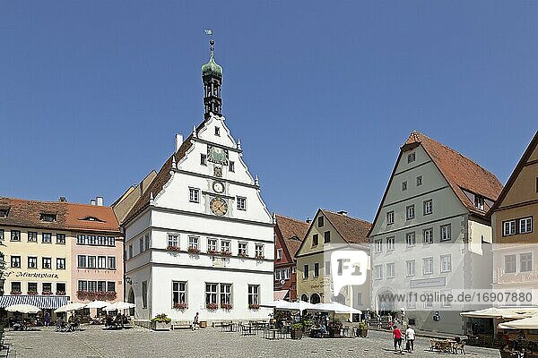 Marktplatz mit Ratsherrntrinkstube  Altstadt  Rothenburg ob der Tauber  Mittelfranken  Bayern  Deutschland  Europa