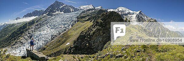 Wanderin vor Gletscherzunge  links Glacier des Bossons  rechts Glacier de Taconnaz  links Gipfel des Aiguille du Midi  rechts Mont Blanc  Chamonix  Haute-Savoie  Frankreich  Europa
