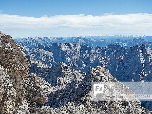 Panorama der Alpen von der Zugspitze  Zugspitze  Allgäu  Bayern  Deutschland  Europa