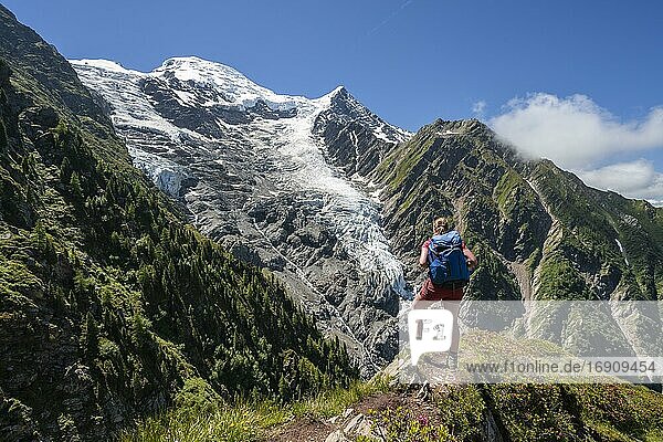 Wanderin auf Wanderweg  Berglandschaft  Ausblick auf Gletscher Glacier de Taconnaz  Wanderung La Jonction  Chamonix  Haute-Savoie  Frankreich  Europa