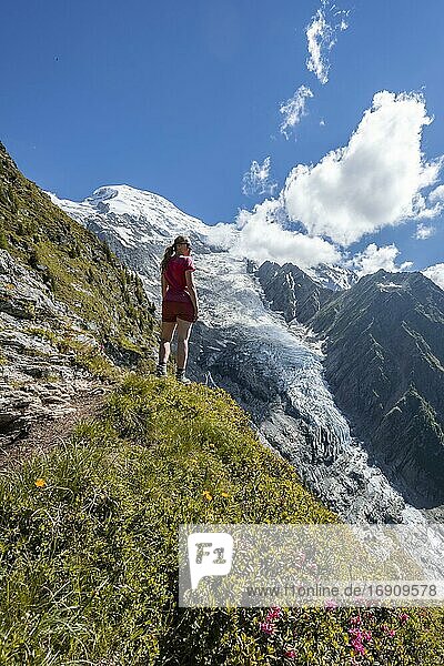 Wanderin blickt auf Berglandschaft  Ausblick auf Gletscher Glacier de Taconnaz  Wanderung La Jonction  Chamonix  Haute-Savoie  Frankreich  Europa