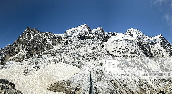La Jonction  Gletscherzunge  Glacier des Bossons trifft auf Glacier de Taconnaz  Gipfel des Aiguille du Midi  Mont Maudit  Mont Blanc und Aiguille de Bionnassay  Chamonix  Haute-Savoie  Frankreich  Europa