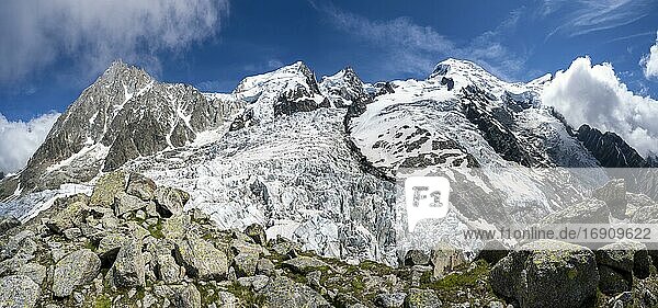La Jonction  Gletscherzunge  Glacier des Bossons trifft auf Glacier de Taconnaz  Gipfel des Aiguille du Midi  Mont Maudit  Mont Blanc und Aiguille de Bionnassay  Chamonix  Haute-Savoie  Frankreich  Europa