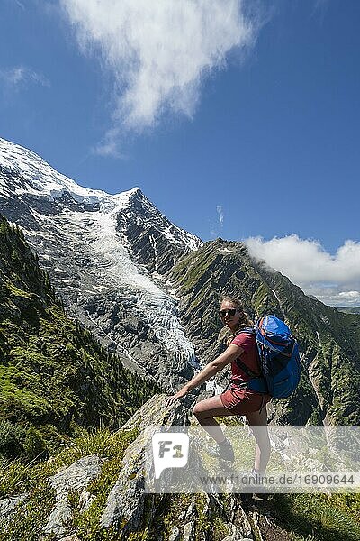 Wanderin blickt in die Kamera  Berglandschaft  hinten Gletscher Glacier de Taconnaz  Wanderung La Jonction  Chamonix  Haute-Savoie  Frankreich  Europa