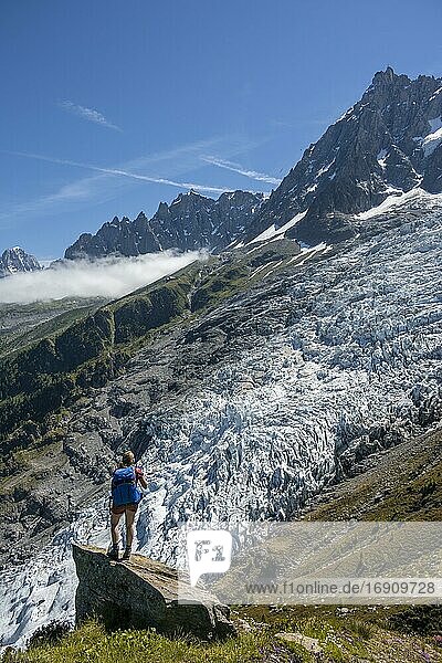Wanderin vor Gletscherzunge  Glacier des Bossons  links Gipfel des Aiguille du Midi  Chamonix  Haute-Savoie  Frankreich  Europa