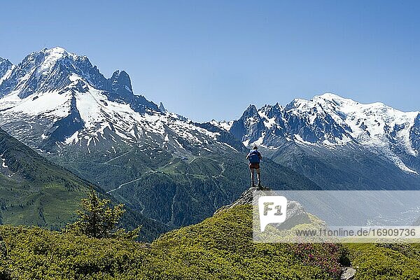 Wanderin steht auf Felsen  Bergpanorama vom Aiguillette des Posettes  links Gipfel des Aiguille Verte (rechts) Aiguille du Midi und Mont Blanc  Chamonix  Haute-Savoie  Frankreich  Europa
