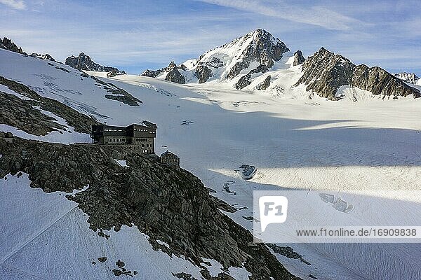 Berghütte Refuge Albert 1er  Glacier du Tour  Gletscher und Berggipfel  Hochalpine Landschaft  Gipfel des Alguille de Chardonnet  Chamonix  Haute-Savoie  Frankreich  Europa