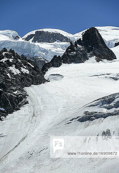 Refuge des Grands Mulets  Berghütte über La Jonction  Gletscherzunge  Glacier des Bossons  hinten Mont Blanc  Chamonix  Haute-Savoie  Frankreich  Europa