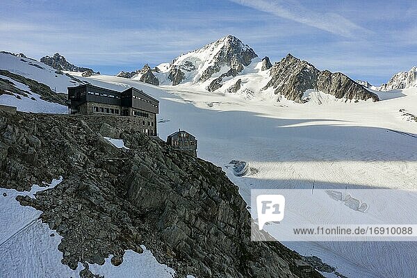 Berghütte Refuge Albert 1er  Glacier du Tour  Gletscher und Berggipfel  Hochalpine Landschaft  Gipfel des Alguille de Chardonnet  Chamonix  Haute-Savoie  Frankreich  Europa