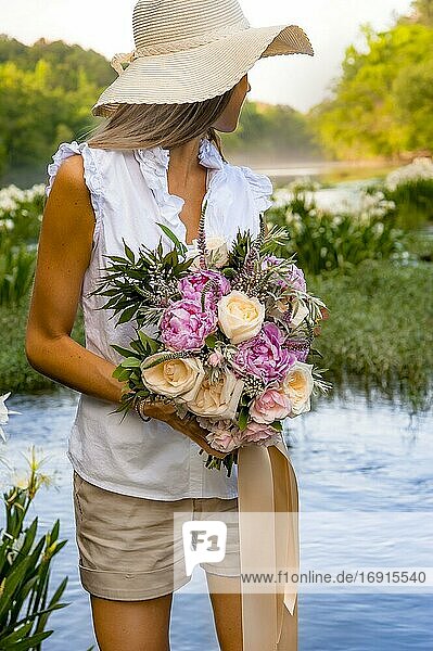 Teilansicht Einer Jungen Frau Mit Einem Blumenstrauß In Der Hand Die In Einem Seichten Fluss