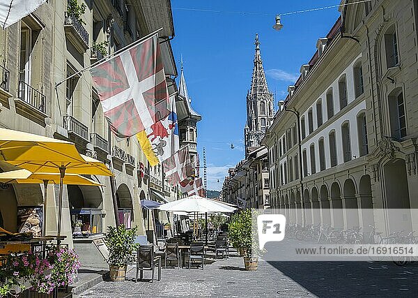 Flaggen an Häuserzeile in der Berner Altstadt  hinten Turm des Berner Münster  Innere Stadt  Bern  Kanton Bern  Schweiz  Europa