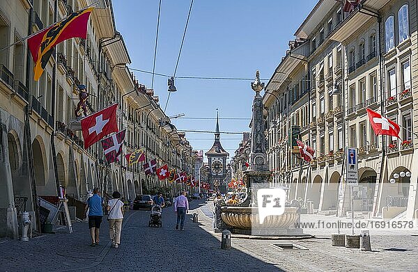 Simsonbrunnen  Flaggen an Häuserzeile in der Berner Altstadt  hinten Uhrturm Zytglogge  Innere Stadt  Bern  Kanton Bern  Schweiz  Europa