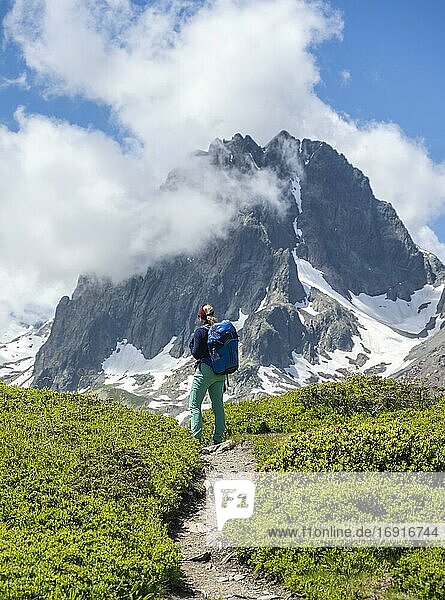 Wanderin auf Wanderweg  Aiguilette des Posettes  hinten Berggipfel Aiguille de Chamois und Aiguille de Praz-Torrent  Chamonix  Haute-Savoie  Frankreich  Europa