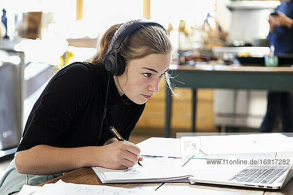 Teenager-Mädchen mit Kopfhörern  Zeichnung auf Papier