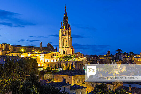 Blick über die Dächer der Stadt St. Emilion und die Kirche in der Abenddämmerung  Region Bordeaux.