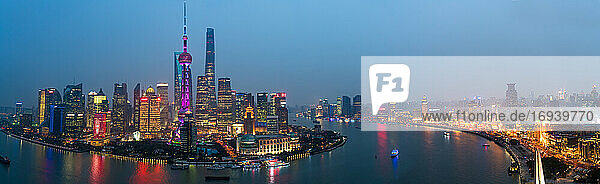 Skyline des Pudong Financial District über den Huangpu River in der Abenddämmerung  Shanghai  China.