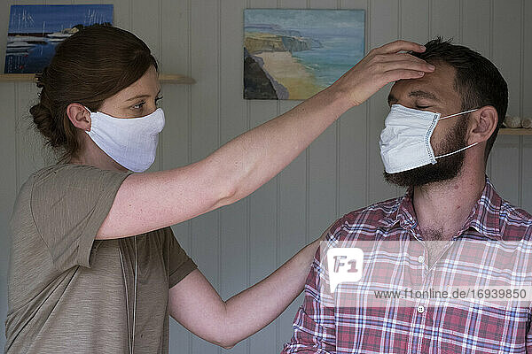 Therapeut und Klient mit Gesichtsmasken  in einer alternativen Therapiesitzung.