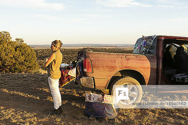 erwachsene Frau neben verschmutztem Pickup-Truck  Galisteo Basin