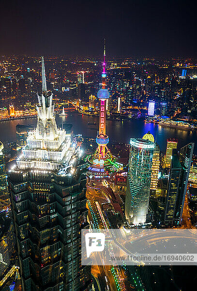 Luftaufnahme des Pudong Financial District in der Abenddämmerung  Shanghai  China.
