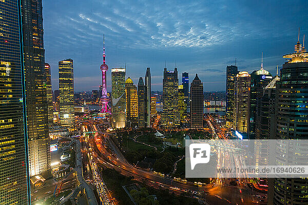 Skyline des Pudong Financial District in der Abenddämmerung  Shanghai  China.