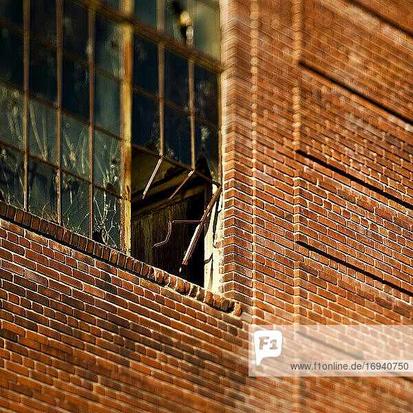 Zerbrochenes Fenster in gemauertem Lagerhaus.
