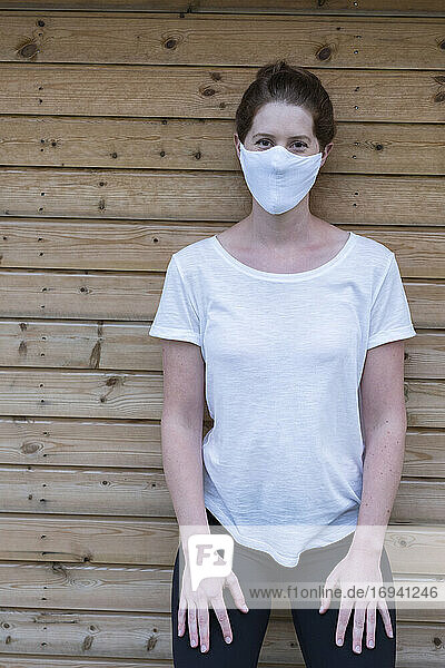 Porträt einer Frau mit weißer Gesichtsmaske