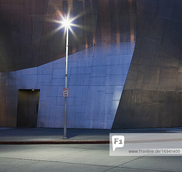 Städtische Szene,  Bürgersteig,  Betonblöcke Wand und Licht in der Dunkelheit