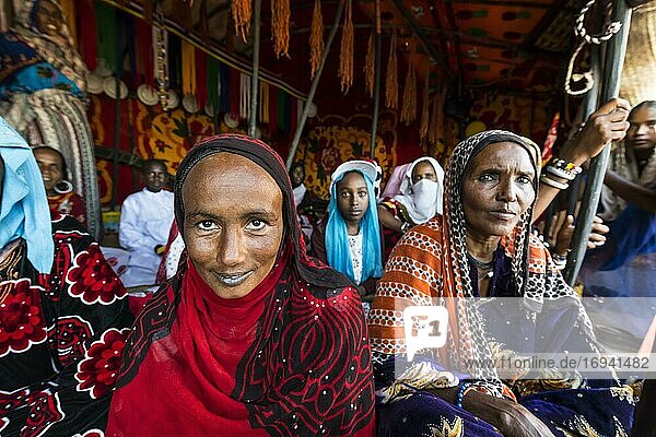 Bunt gekleidete Toubou-Frauen  Stammesfest  Place de la Nation  N'Djamena  Tschad  Afrika