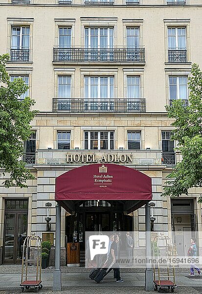 Eingang zum Hotel Adlon Kempinski  5-Sterne-Hotel  Unter den Linden  Berlin  Deutschland  Europa