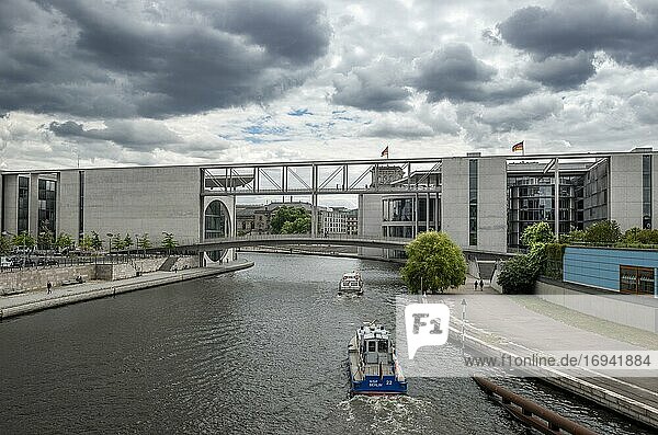 Boot auf der Spree  Marie-Elisabeth-Lüders-Haus und Paul-Löbe-Haus bei Wolkenhimmel  Regierungsviertel  Mitte  Berlin  Deutschland  Europa