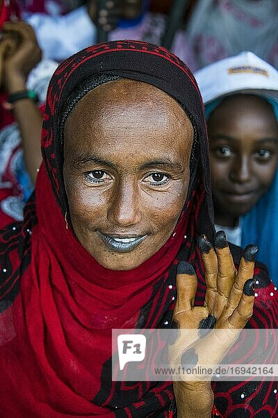 Bunt gekleidete Toubou-Frau  Stammesfest Place de la Nation  N'Djamena  Tschad  Afrika