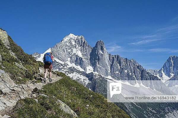Wanderin auf Wanderweg  Grand Balcon Sud  Gipfel Aiguille Verte  Grandes Jorasses  Mont-Blanc-Massiv  Chamonix-Mont-Blanc  Haute-Savoie  Frankreich  Europa