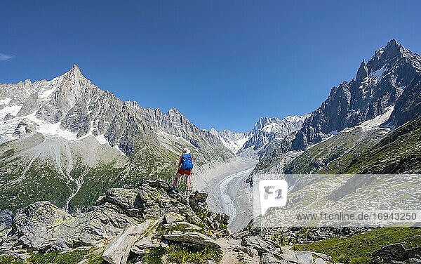 Bergsteigerin steht auf Felsen  Grand Balcon Nord  Gletscherzunge Mer de Glace  hinten Grandes Jorasses  Mont-Blanc-Massiv  Chamonix  Frankreich  Europa