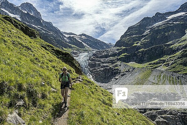 Wanderin (rechts) in den Bergen auf Wanderweg nach Grindelwald  links Unteres Eismeer Gletscher Grindelwald-Fieschergletscher und Gipfel des Walcherhorn  Berner Oberland  Schweiz  Europa