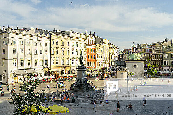 Erhöhter Blick auf den Altstädter Ring und das Adam-Mickiewicz-Denkmal  UNESCO-Weltkulturerbe  Krakau  Polen  Europa