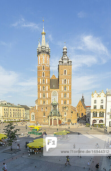 Straßenszene und St. Marys Basilika  UNESCO-Weltkulturerbe  Krakau  Polen  Europa