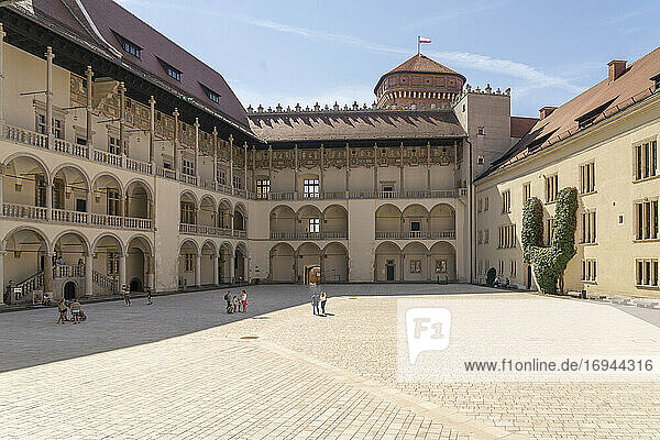 Der Renaissance-Innenhof aus dem 16. Jahrhundert  Schloss Wawel  UNESCO-Weltkulturerbe  Krakau  Polen  Europa
