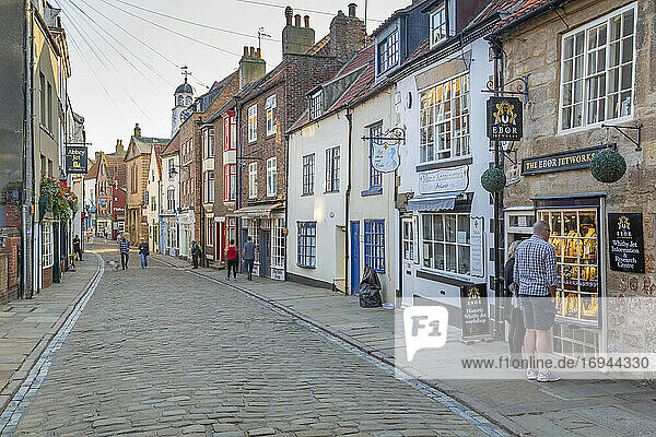 Blick auf Geschäfte in der traditionellen Kopfsteinpflasterstraße im historischen Stadtzentrum  Whitby  Yorkshire  England  Vereinigtes Königreich  Europa