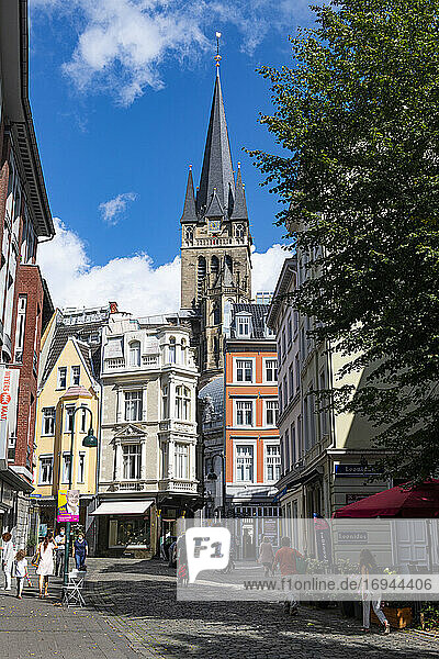 Fußgängerzone vor dem Aachener Dom  UNESCO-Weltkulturerbe  Aachen  Nordrhein-Westfalen  Deutschland  Europa