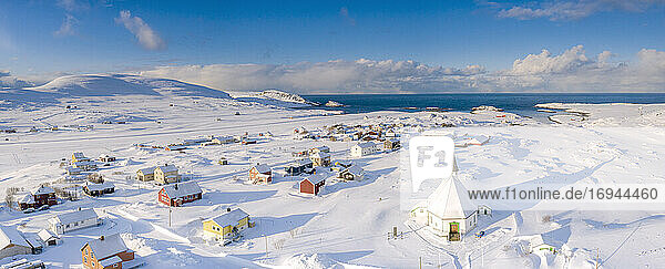 Luftaufnahme von traditionellen Häusern und Kirche in dem kleinen Dorf Hasvik nach einem Schneefall  Troms og Finnmark  Nordnorwegen  Skandinavien  Europa