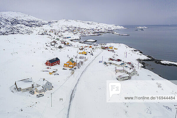 Fischerdorf Breivikbotn mit Schnee bedeckt  Insel Soroya  Gemeinde Hasvik  Troms og Finnmark  Nordnorwegen  Skandinavien  Europa