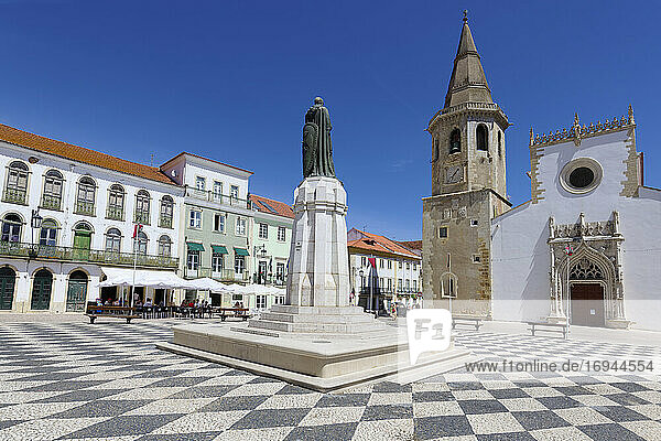Saint John the Baptist Church  Gualdim Pais statue on Republic Square  Tomar  Santarem district  Portugal  Europe