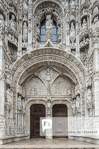Verziertes manuelinisch-gotisches Portal zum Mosteiro dos Jeronimos (Hieronymitenkloster)  UNESCO-Weltkulturerbe  Belem  Lissabon  Portugal  Europa
