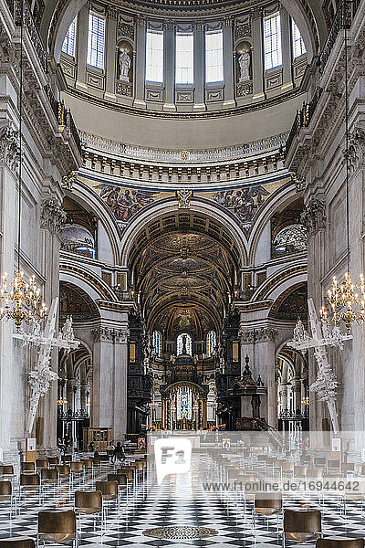 St. Paul's Cathedral  the nave  quire (choir) and high altar showing the Wren dome and mosaics by William Blake Richmond  London  England  United Kingdom  Europe