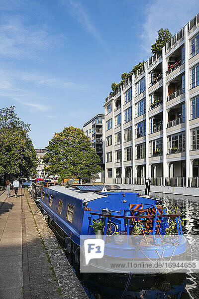 Sommeransicht des Regent's Shipping Canal in Camden mit Einheimischen  die auf dem Treidelpfad spazieren gehen  Camden  London  England  Vereinigtes Königreich  Europa